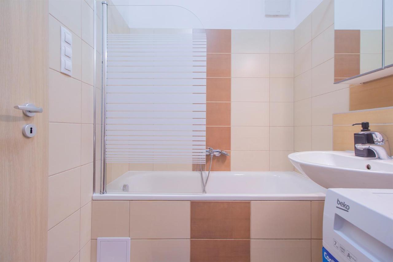 Spring House With Free Private Parking Apartment Budapest Luaran gambar